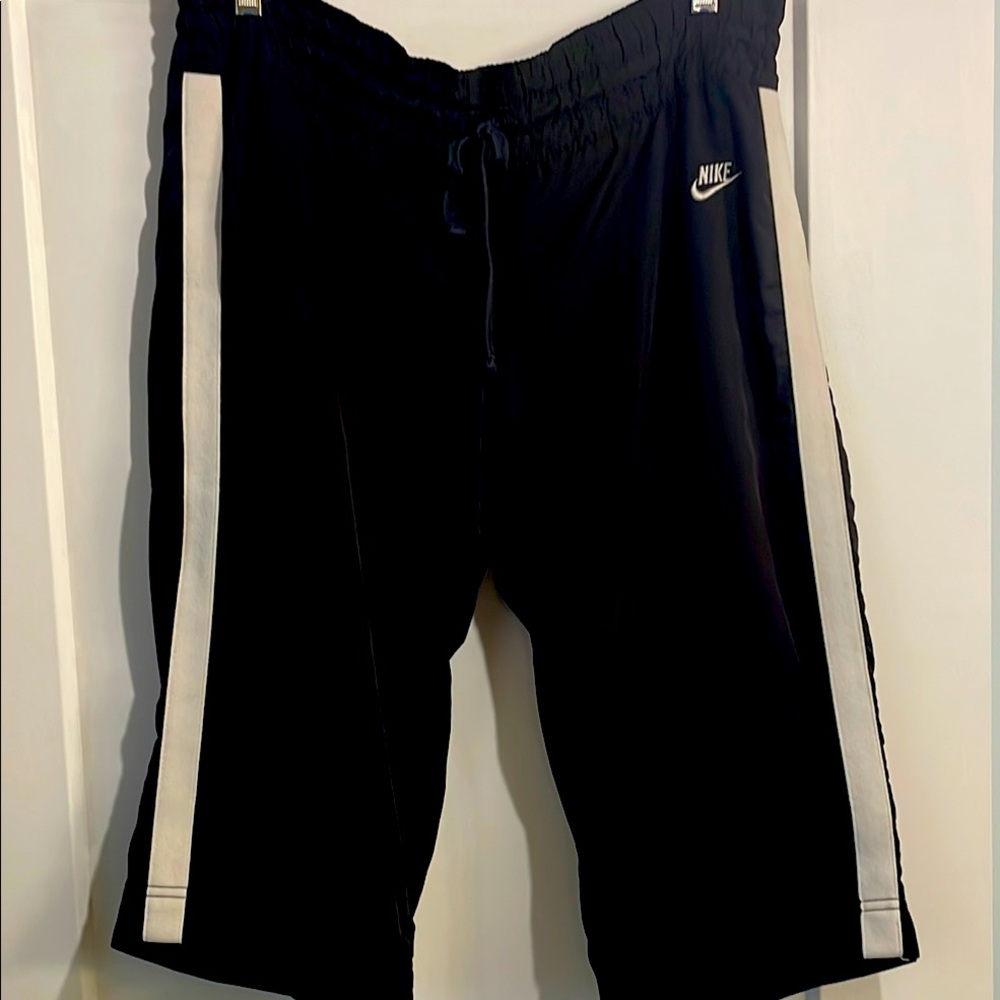 Nike Athletic Shorts Lg Black Back Pocket Drawstring Waist

No flaws or stains